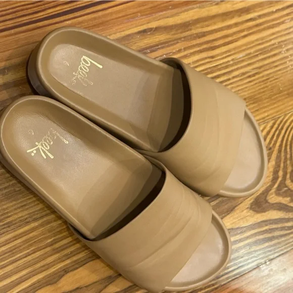 Beek Pelican Leather Slides in Honey. Size 6. - Picture 3 of 5
